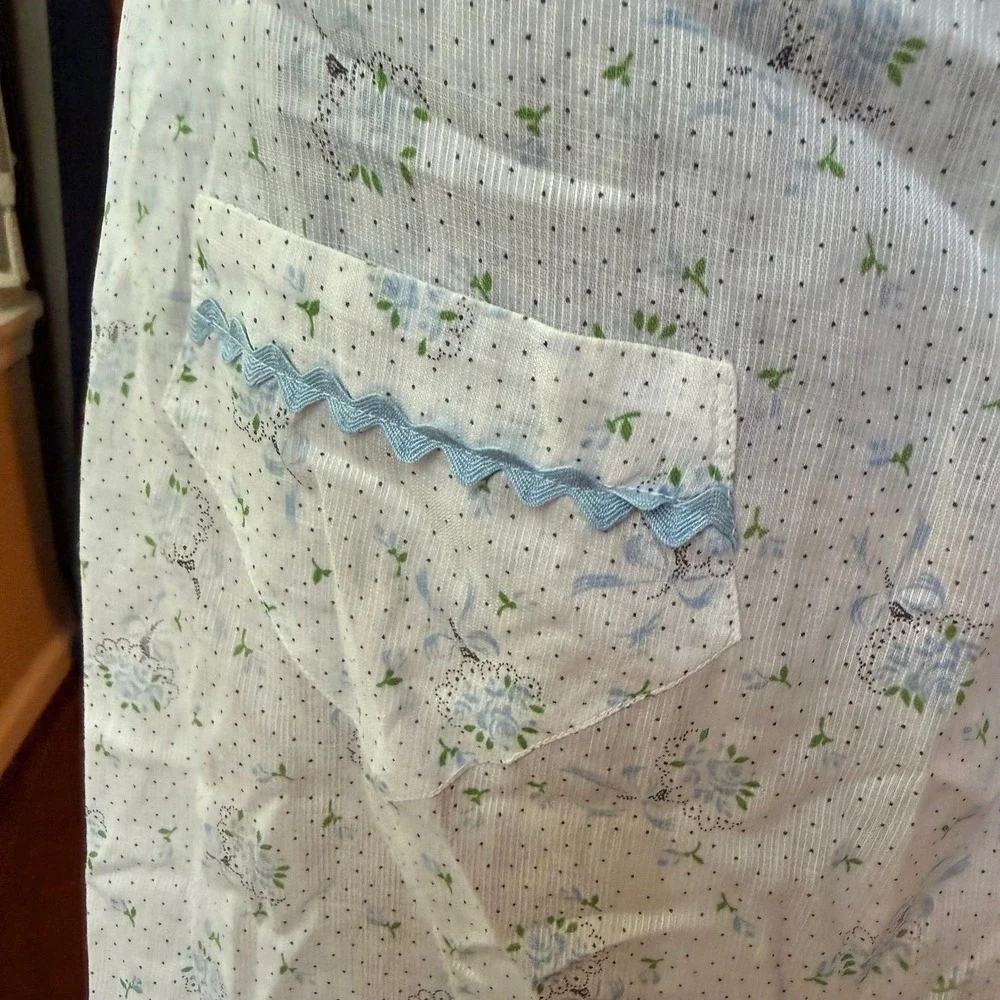 Vtg half apron light blue floral pattern side pocket ruffled hem rick-rack trim